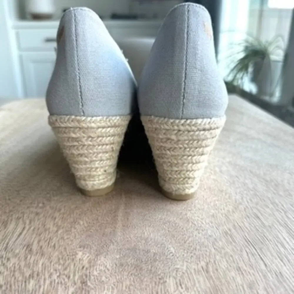 NWOT Viscata Barcelona‎ Roses U-Cut Canvas: medium wedge slip on espadrilles